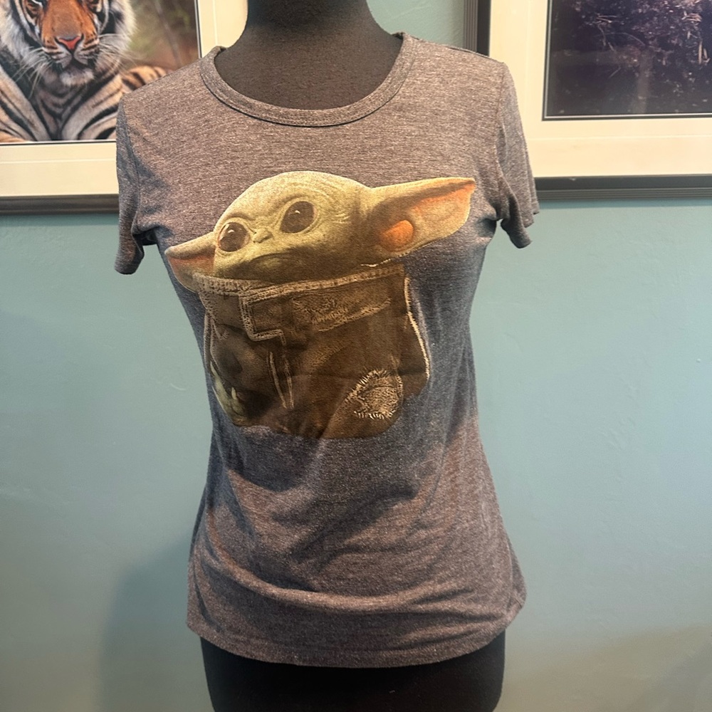 Star Wars Gray T-Shirt with Baby Yoda Graphic Size Medium